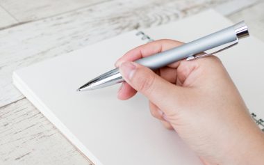 ノートに記入するペン